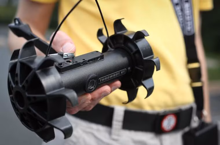 Về thiết kế Recon Scout khá nhỏ gọn có thể thể di chuyển trên nhiều loại địa hình khác nhau và có thể hoạt động trong không gian hẹp, trọng lượng của nó tối đa chỉ 700g nhưng lại được trang bị cả thiết bị quan sát quang ảnh nhiệt.