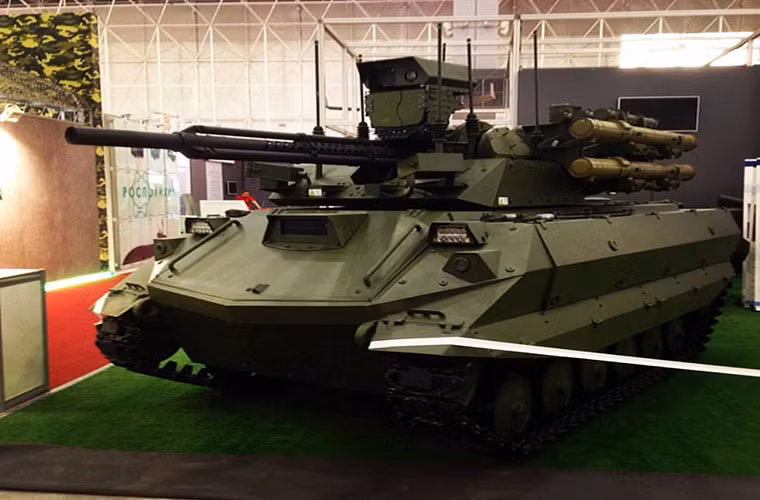 Đứng ở vị trí cuối cùng trong danh sách của Sputnik không ai khác chính là mẫu phương tiện chiến đấu không người lái Uran-9 đình đám của Quân đội Nga. Tại Army-2016 một biến thể sửa đổi của Uran-9 cũng được Quân đội Nga giới thiệu.