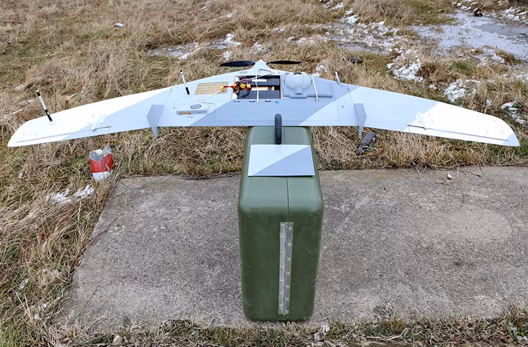 UAV trinh sát Tachyon được Quân đội Nga đưa vào trang bị cách đây không lâu nhưng nó đang dần trở nên phổ biến trong các đơn vị trinh sát và đặc nhiệm chống khủng bố của Nga. Với nhiệm vụ chính là trinh sát chiến trường, Tachyon có thể được sử dụng để theo dõi các hoạt động quân sự của đối phương từ xa và giúp các đơn vị đặc nhiệm Nga lên kế hoạch tấn công hiệu quả nhất.