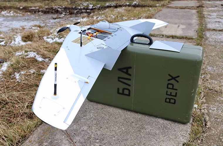 Máy bay trinh sát không người lái Tachyon hoạt động hoàn toàn tự động, nếu mất kết nối với thiết bị điều khiểu sau 50 giây nó sẽ tự động quay trở lại vị trí phóng ban đầu.