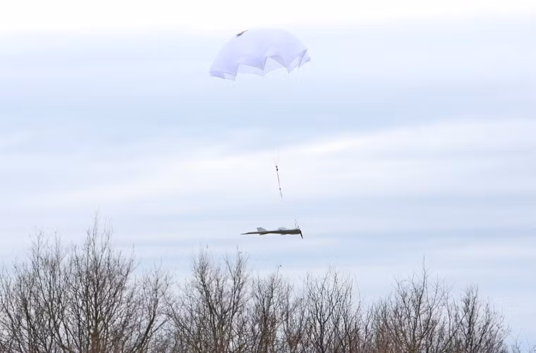 Một chiếc UAV Tachyon hạ cánh bằng dù sau khi kết thúc nhiệm vụ.