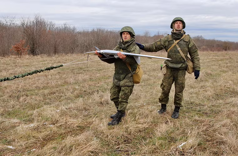 Thay vì sử dụng bệ phóng như một số mẫu UAV trinh sát khác, Tachyon được triển khai thông qua hình thức kéo thả, theo đó nó được gắn vào một sợi dây có độ đàn hồi cao và được kéo dài ra tới chiều dài cần thiết sau đó nó được thả ra lực đàn hồi sẽ tạo đà phóng chiếc UAV lên trên cao.