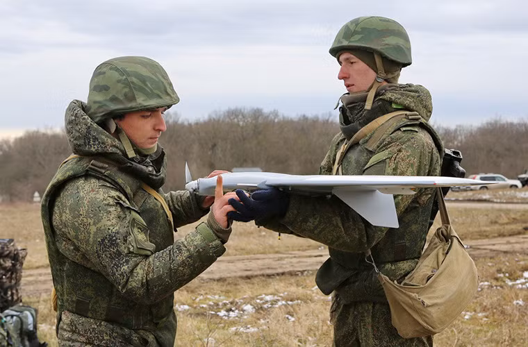 Trần bay tối đa của UAV Tachyon là khoảng 2.000m tuy nhiên để hoạt động hiệu quả nó thường bay ở độ cao từ 400-500m, nhưng dù hoạt động ở độ cao nào Tachyon vẫn có khả năng xác định rõ các mục tiêu dưới mặt đất nhờ được trang bị camera có độ phân giải cao.