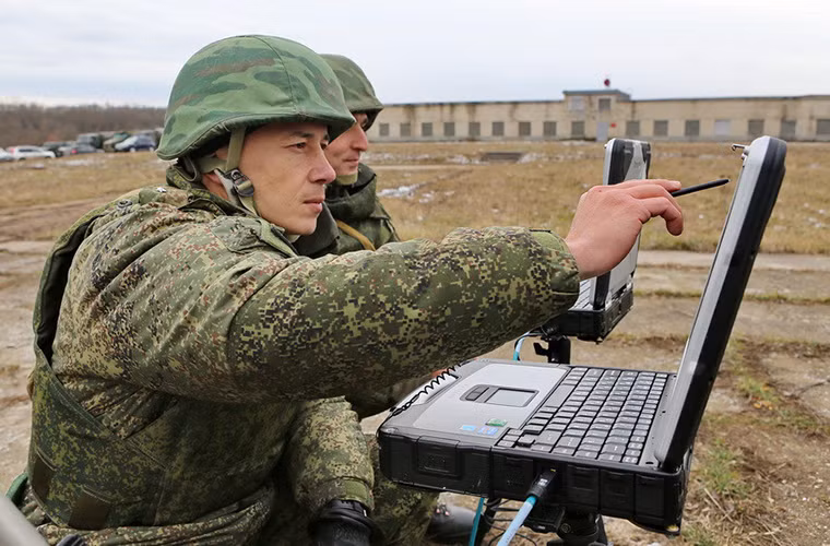 Trong ảnh là một sĩ quan chỉ huy huấn luyện đang điều khiển một chiếc UAV Tachyon thông qua màn hình cảm ứng. Thiết kế này giúp người điều khiển lựa chọn chính xác mục tiêu hơn.