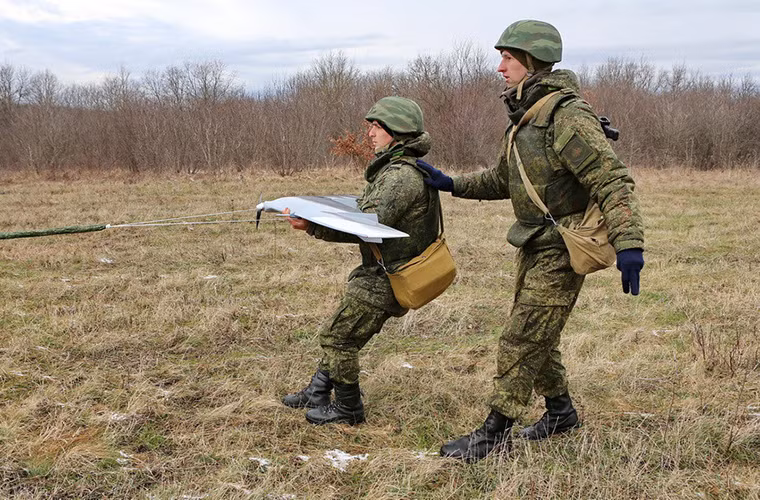 Hình thức triển khai này tuy có nhiều hạn chế nhưng về mặt cơ bản nó giúp giảm đáng kể trọng lượng của toàn bộ hệ thống UAV Tachyon khi loại bỏ được bệ phóng di động.