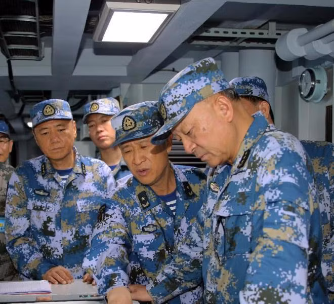 Tư lệnh Hải quân Trung Quốc Ngô Thắng Lợi trực tiếp chỉ đạo cuộc tập trận bắn đạn thật này. Ngoài ra, tham gia tập trận còn có Chính ủy Hải quân Miêu Hoa và lãnh đạo Bộ Tổng tham mưu PLA.