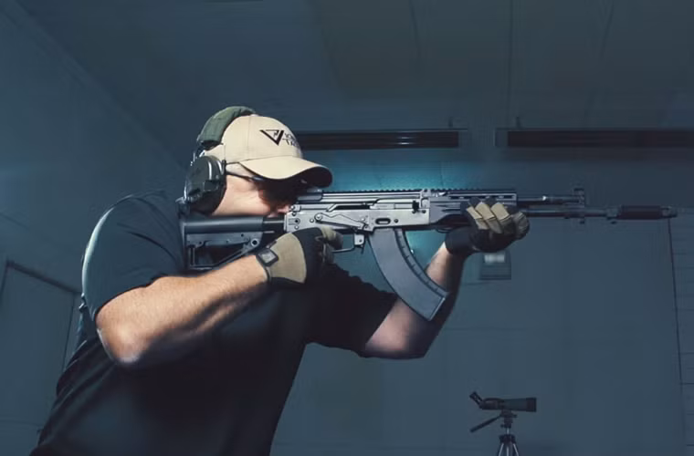 Theo tờ Izvestiya đưa tin cho hay, vào đầu tháng này, Kalashnikov - một trong những tập đoàn chế tạo vũ khí hàng đầu của Nga đã âm thầm cho ra mắt thế hệ tiếp theo của dòng súng trường tấn công Ak serie là AK-400 với thiết kế gần như tương đồng với mẫu súng trường tấn công tương lai Ak-12 được Kalashnikov giới thiệu lần đầu tiên vào năm 2014. Trong ảnh là Larry Vickers một trong những chuyên gia vũ khí đầu tiên có được may mắn bắn thử nghiệm AK-400.