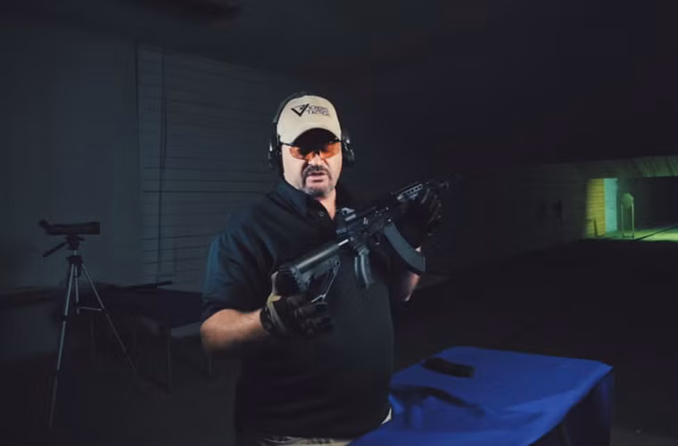 Cũng theo Izvestiya, nguyên mẫu súng trường tấn công AK-400 đầu tiên được Kalashnikov giới thiệu với Tổng thống Nga Vladimir Putin vào cuối năm ngoái và nó được thiết kế dành cho các đơn vị đặc nhiệm và lực lượng an ninh Nga cũng như dành cho xuất khẩu.