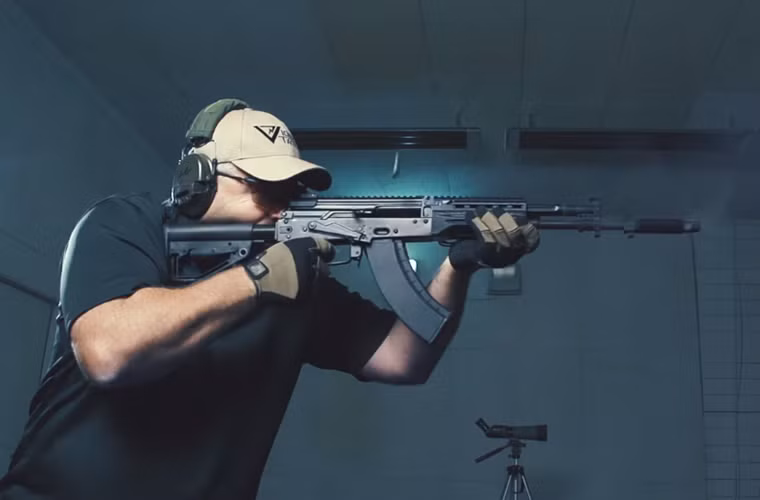 Tốc độ bắn của AK-400 là 600 viên/phút với đạn 7.62x39mm còn các thông số khác như sơ tốc đầu đạn hay tầm bắn hiệu quả của súng vẫn chưa được Kalashnikov công bố.