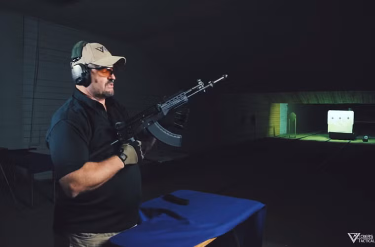 Ta có thể thấy về dáng dấp AK-400 vẫn mang những tính đặc trưng của dòng Ak serie với cần gạt lên đạn hay cần gạt giữa các chế độ bắn từng viên, điểm xạ 3 viên hoặc liên thanh tương tự như những người đàn anh của nó. Tuy nhiên AK-400 vẫn có những điểm thay đổi nhất định.