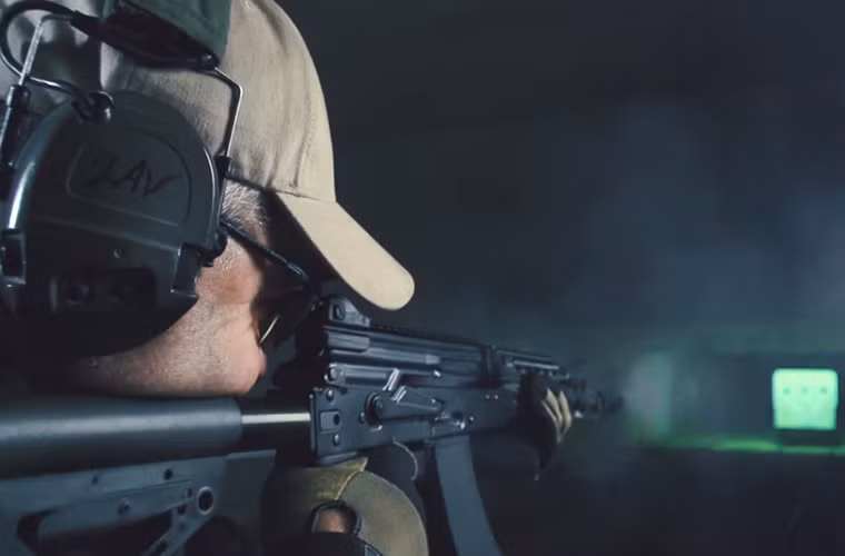 Cận cảnh AK-400 với tốc độ bắn liên thanh, dù vậy độ giật của súng không nhiều.