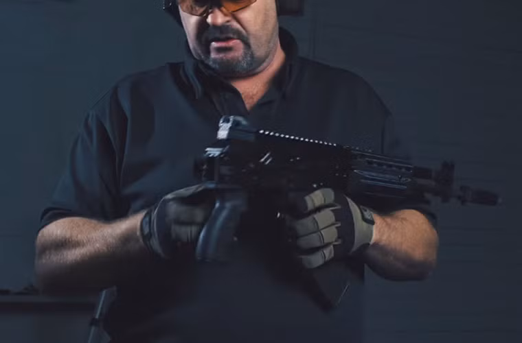 Giống nhiều mẫu súng Ak serie hiện đại, AK-400 cũng có báng gấp nhằm giảm chiều dài của súng khi người sử dụng phải hoạt động trong không gian hẹp hoặc tăng tính cơ động khi di chuyển. Bên cạnh đó việc sử dụng vật liệu tổng hợp cũng giúp giảm đáng kể của súng.