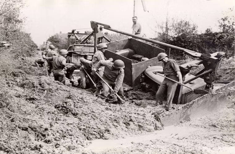 Những cơn mưa đầu mùa tại Normandy cũng khiến quân Đồng Minh khó triển khai các phương tiện cơ giới vào sâu bên trong đất liền, trong khi đó bộ binh vẫn phải chiến đấu khi thiếu sự hổ trợ của lực lượng tăng thiết giáp.