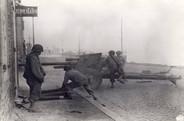 Một tổ đội pháo chống tăng M5 76mm của Mỹ chiến đấu ở một góc phố tại Saint-Malo.