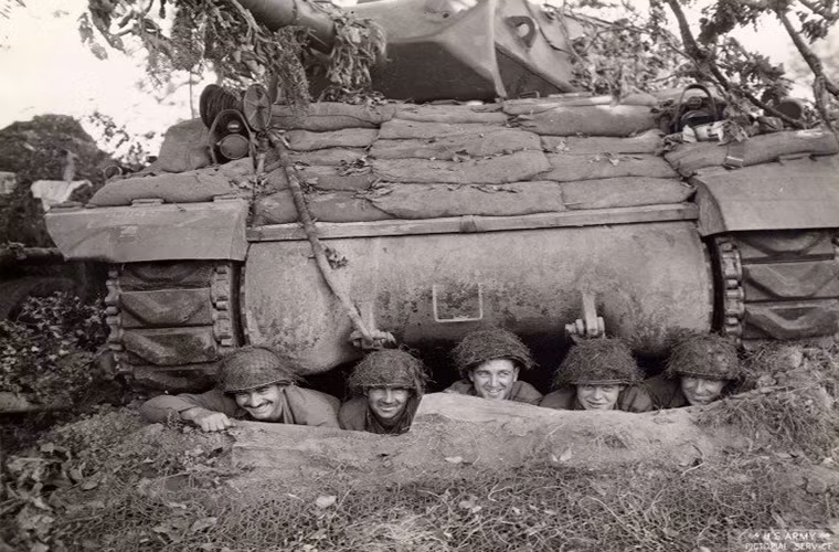 Kíp chiến đấu của pháo tự hành chống tăng M10 Wolverine chụp ảnh lưu niệm tại vị trí phòng thủ của mình gần bờ biển Normandy