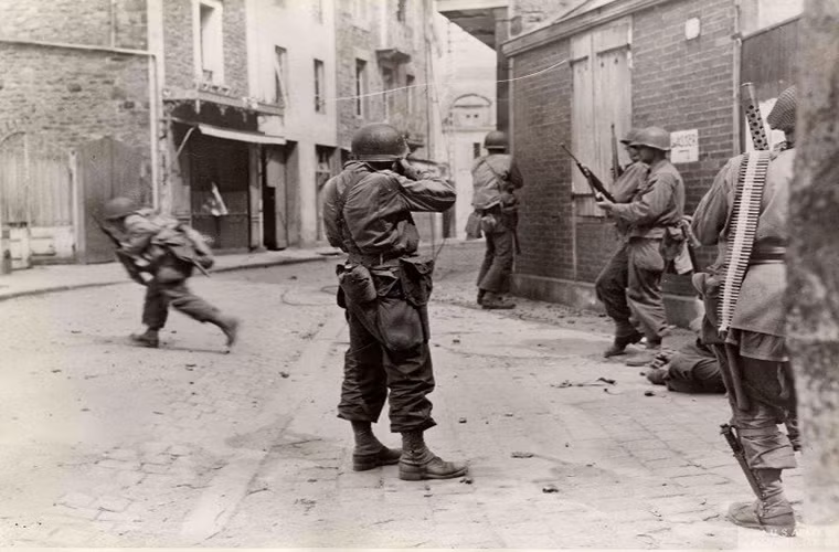 Càng tiến vào sâu bên trong nội địa Normandy các trận chiến đường phố diễn ra càng ác liệt hơn. Trong ảnh là các binh sĩ thuộc trung đoàn bộ binh 33, Sư đoàn 83 của Mỹ giao chiến với quân Đức bên trong nội đô Saint-Malo vào ngày 8/8/1944.