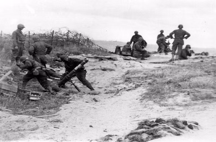 Đến ngày 19/6/1944, Quân đội Hoàng gia Anh đã có khoảng 314.000 quân, 54.000 phương tiện cơ giới các loại cùng 102.000 tấn vật tư tập kết trên bờ biển Normandy. Con số này cũng gần tương đương với người Mỹ với 314.000 quân, 41.000 phương tiện cơ giới và 116.000 tấn hàng hóa. Trong ảnh là một đơn vị súng cối của Mỹ tại bờ biển Les Dunes de Varredelle, Pháp tấn công các vị trí của quân Đức bên trong nội địa vào tháng 6/1944.