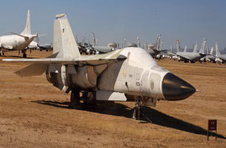 Trong ảnh là một chiếc máy bay ném bom chiến lược tầm trung F-111 Aardvark của Không quân Mỹ từng một thời tung hoành trên bầu trời nhưng giờ đây chỉ là một khối kim loại tại Boneyard.