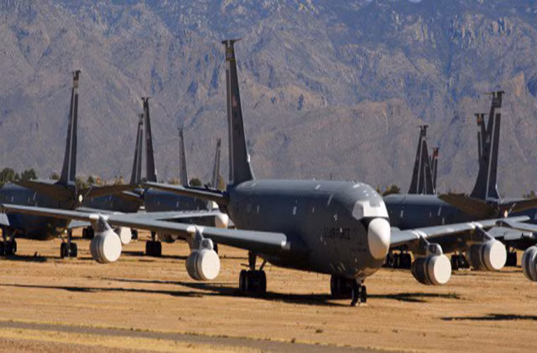 Hàng dài những chiếc máy bay tiếp nhiên liệu trên không KC-135 tại Boneyard.