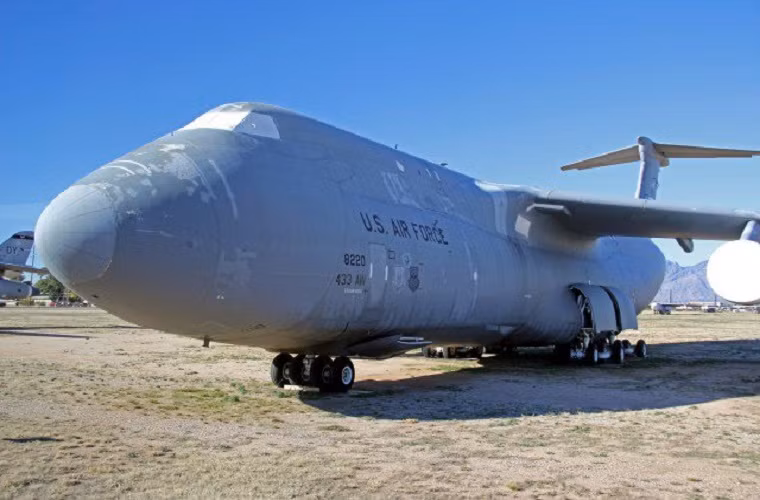 Cạnh đó là siêu máy bay vận tải quân sự hạng nặng Lockheed C-5 Galaxy mẫu máy bay vận tải lớn nhất từng được Mỹ chế tạo.