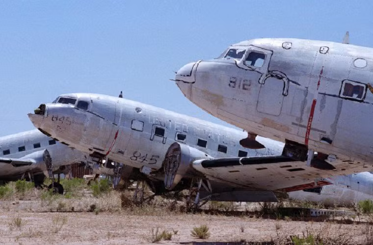 Hàng dài những chiếc C-47 nằm trở khung tại Boneyard.