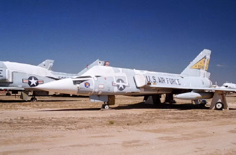 Một chiếc tiêm kích đánh chặn Convair F-106 Delta Dart của Không quân Mỹ được sản xuất từ thời Chiến tranh Lạnh vẫn còn được lưu giữ cho tới tận ngày nay.
