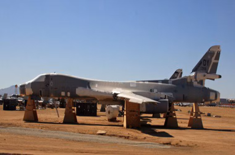 Trong những cái tên ở Boneyard có cả những ông vua bầu trời như những gì còn xót lại của chiếc máy bay ném bom Rockwell B-1 Lancer này.