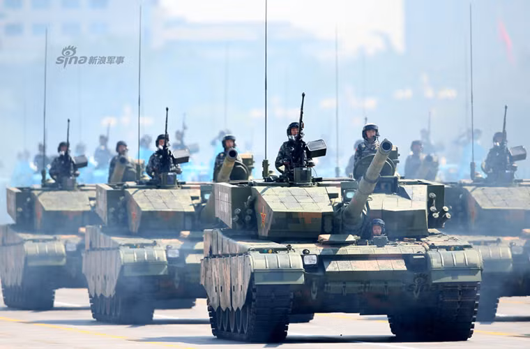 Về hệ thống phòng vệ Type 99 được trang bị hệ thống giáp phản ứng nổ tích hợp đa lớp bảo vệ toàn bộ xung quanh thân và tháp pháo theo dạng modul, bên cạnh đó nó cũng được tích hợp sẵn hệ thống phòng vệ chủ động như thiết bị cảnh báo laser từ các loại tên lửa chống tăng cùng với đó là các ống phóng lựu ngụy trang 81mm.