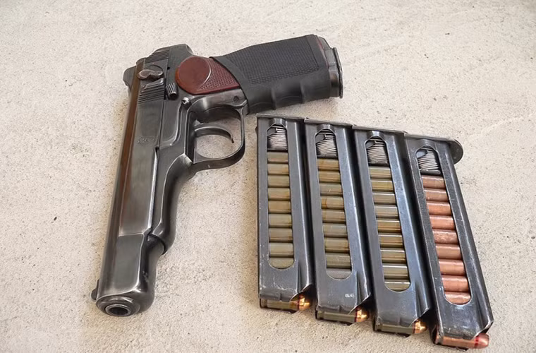 Với vai trò là vũ khí dành cho các điệp viên KGB khả năng giảm thanh của APB khá được chú trọng, tuy nhiên điều này lại làm giảm sơ tốc đầu đạn của súng chỉ còn 290m/s so với Stechkin là 340m/s. Dù vậy sức mạnh hỏa lực của APB vẫn được đánh giá cao hơn hẳn mẫu súng giảm thanh trước đó của Liên Xô là PB.