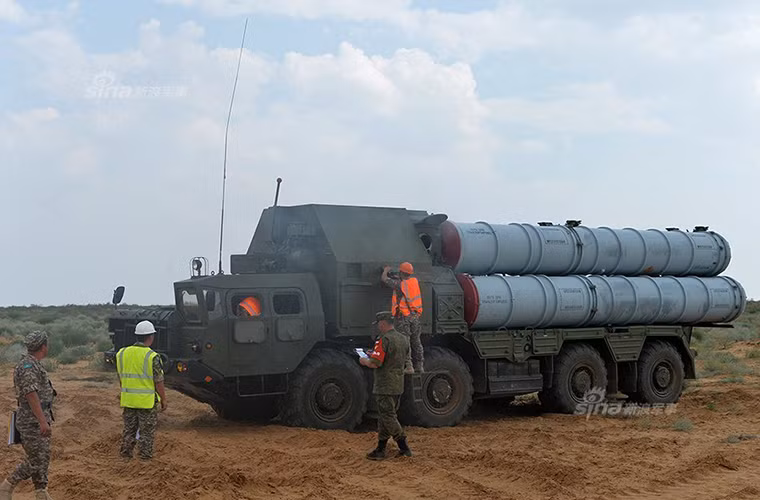 Tổ hợp phóng di động 5P85S của Kazakhstan vào vị trí.