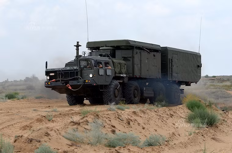 Trong ảnh là đài radar kiểm soát hỏa lực 30N6E - một trong những hệ thống cấu thành tổ hợp S-300 có tầm hoạt động lên tới 300km và có thể theo dõi 100 mục tiêu cùng một lúc.