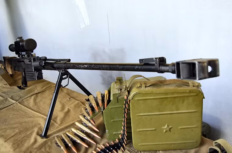 Một trong lợi thế khác của OSV-96 so với các mẫu súng trường bắn tỉa khác tại Syria là việc nó được trang bị kính ngắm hỗ trợ bắn cả vào ban đêm. Điều này khá quan trọng khi các đợt phản công của lực lượng nổi dậy hay phiến quân IS vào các căn cứ của Quân đội chính phủ Syria đều diễn ra vào ban đêm. Trong ảnh là mẫu súng trường bắn tỉa hạng nặng KSVK.