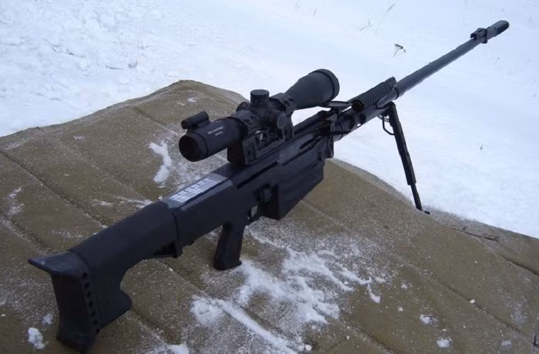 Do có chiều dài lên tới 1,74m nên OSV-96 được thiết kế để có thể gấp gọn lại để dễ dàng cho việc hành quân. Nó được trang bị hộp tiếp đạn 5 viên và có thể bắn nhiều loại đạn 12,7mm khác nhau. Với tầm bắn tối đa có thể lên đến 1.800m, OSV-96 có lợi thế khá lớn trên chiến trường nhất tại Syria khi nó hoàn toàn có đủ khả năng tiêu diệt các mục tiêu nấp sau các công sự kiên cố hoặc thậm chí là tiêu diệt các phương tiện chiến đấu bọc thép hạng nhẹ của đối phương.