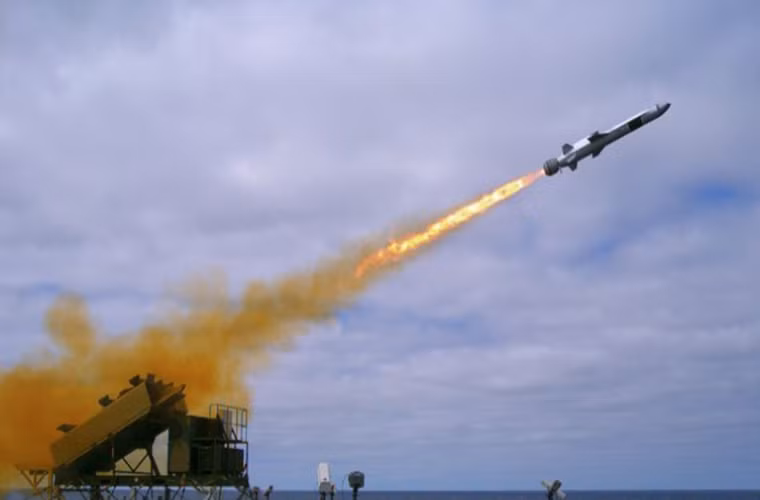 Hải quân Mỹ đã trao cho Boeing hợp đồng trị giá 334.000 USD để tích hợp Harpoon lên trên tàu USS Coronado vào tháng 4 năm nay và chỉ sau hai tháng quá trình này đã được hoàn tất. Và nền tảng quan trọng nhất của gói nâng cấp này là hệ thống kiểm soát vũ khí mở rộng (AHWCS) dành riêng cho Harpoon.