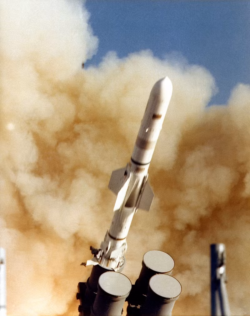 Trọng lượng của mỗi tên lửa Harpoon chỉ khoảng 691kg được trang bị đầu đạn nặng 221kg với tầm bắn hiệu quả lên tới 124km và có vận tốc di chuyển 864km/h.