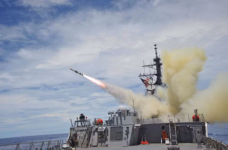 Tàu USS Coronado không phải là trường hợp duy nhất được trang bị thêm vũ khí trên các tàu thuộc lớp LCS, khi mà tàu USS Freedom cũng được tích hợp thêm hệ thống vũ khí mới nhưng có điều là với các tên lửa chống hạm tiên tiến Naval Strike Missile (NSM) được bố trí ở bãi đáp trực thăng phía sau boong tàu.