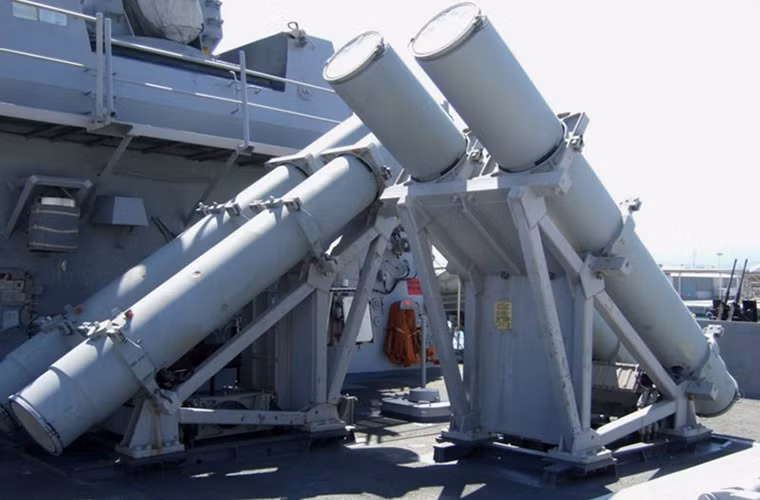 Theo đó một cụm ống phóng tên lửa Harpoon không rõ số lượng sẽ được gắn phía trước boong tàu USS Coronado ngay sau tháp pháo Mk 110 57mm của nó, và quan trọng là cụm ống phóng này có thể được tháo bỏ khi cần thiết.