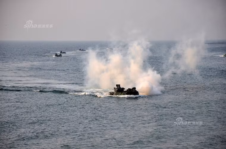 Mẫu xe bọc thép lội nước LVTP-7 là một trong những phương tiện đổ bộ tiêu chuẩn của lực lượng lính thủy đánh bộ Mỹ và một số quốc gia đồng minh, nó có khả năng chở tới 21 lính thủy đánh bộ cùng đầy đủ trang bị.