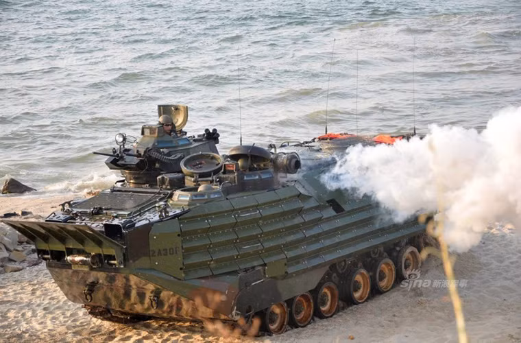 Cận cảnh xe bọc thép lội nước LVTP-7 của Hải quân Mỹ tại Odessa.