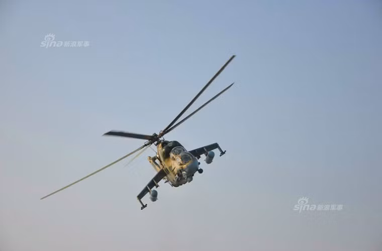 Trong ảnh là một chiếc trực thăng tấn công Mi-24 của Không quân Ukraine tham gia hỗ trợ trên không cho lực lượng lính thủy đánh bộ Mỹ đổ bộ lên bờ biển Odessa.
