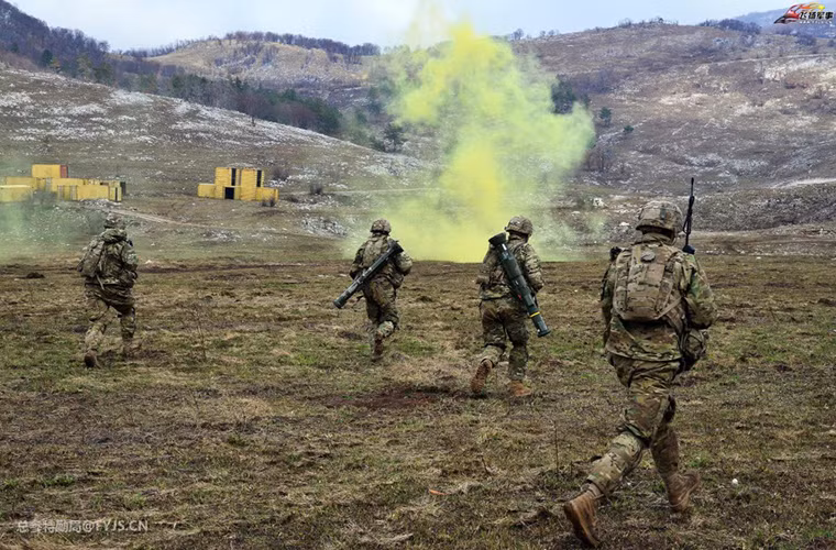 Các binh sĩ thuộc Lữ đoàn dù 173 cơ động di chuyển tấn công vị trí phòng thủ của đối phương.