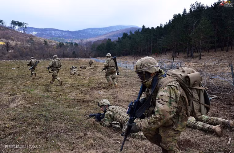 Bên cạnh các hoạt động diễn tập bắn đạn thật, lữ đoàn dù này còn tổ chức huấn luyện hợp đồng tác chiến cho các đơn vị vũ trang Slovenia trong trường hợp xảy ra xung đột.