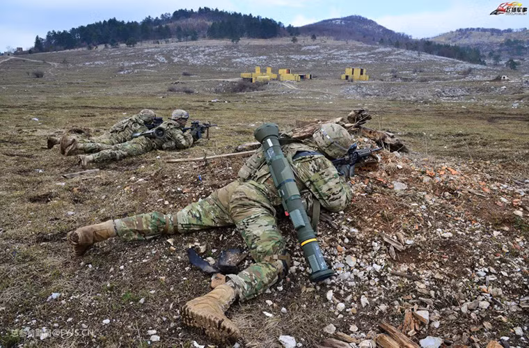 Như ta có thể thấy ngoài việc được trang bị Javelin, tiểu đội lính dù này còn được trang bị thêm khá nhiều súng phóng lựu chống tăng AT4.