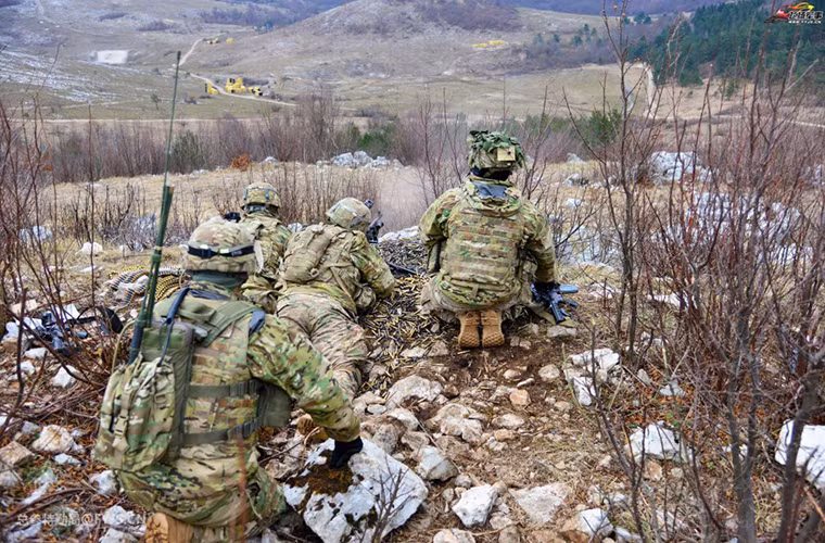 Một tiểu đội trinh sát thuộc Lữ đoàn dù 173 trong đợt tập chiến thuật ở Slovenia.