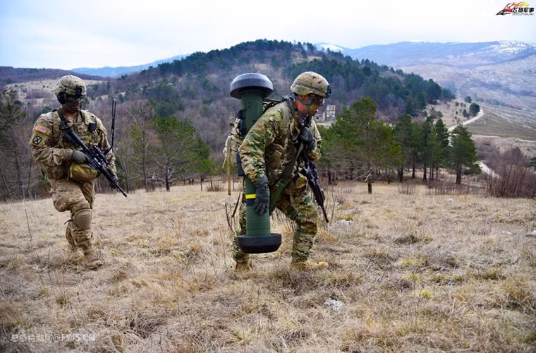 Hành quân với một quả đạn Javelin nặng hơn 22kg cùng đầy đủ quân trang là điều không dễ dàng gì.