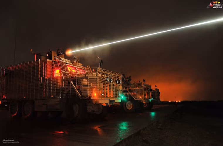 Trong ảnh là xe bọc thép kháng mìn Cougar của Anh diễn tập bắn đạn thật trong đêm.