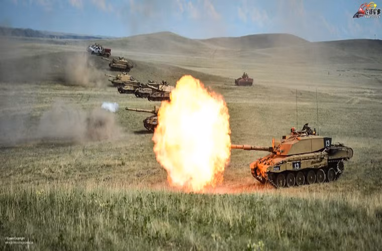 Ngoài pháo L30A1 120mm, Challenger 2 còn được trang bị súng máy đồng trục L94A1 7.62mm bên trái tháp pháo với tốc độ bắn 520-550 viên/phút, bên trên tháp pháo nó còn được tích hợp hệ thống vũ khí điều khiển tự động với một súng máy L37A2 7.62mm có thể điều khiển từ bên trong xe.