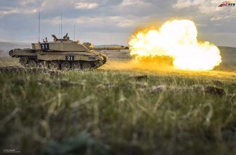 Để di chuyển cỗ xe tăng nặng 62,5 tấn, dài 8,3m, Vicker Defence Systems trang bị cho Challenger 2 động cơ diesel Perkins CV-12 TCA Condor công suất 1.200 mã lực cho phép di chuyển trên đường bằng phẳng với tốc độ 56km/h. Với thùng nhiên liệu sức chứa 1.592 lít đủ cung cấp cho Challenger 2 phạm vi chiến đấu 500km.