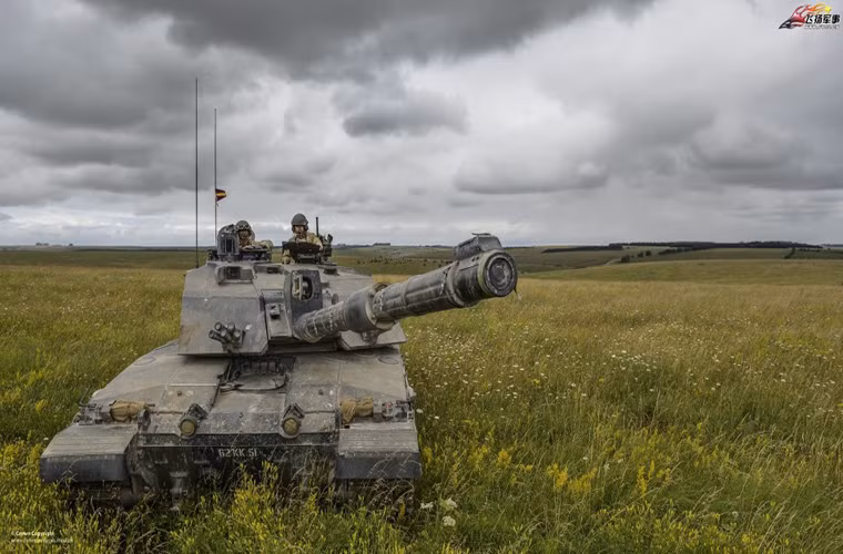 Nếu hỏa lực không phải là thế mạnh của Challenger 2 thì hệ thống phòng vệ lại làm nên tên tuổi của dòng xe tăng này. Với hệ thống giáp bảo vệ Chobham thế hệ thứ hai, Challenger 2 gần như không thể bị xuyên thủng bởi các loại vũ khí chống tăng thông thường.