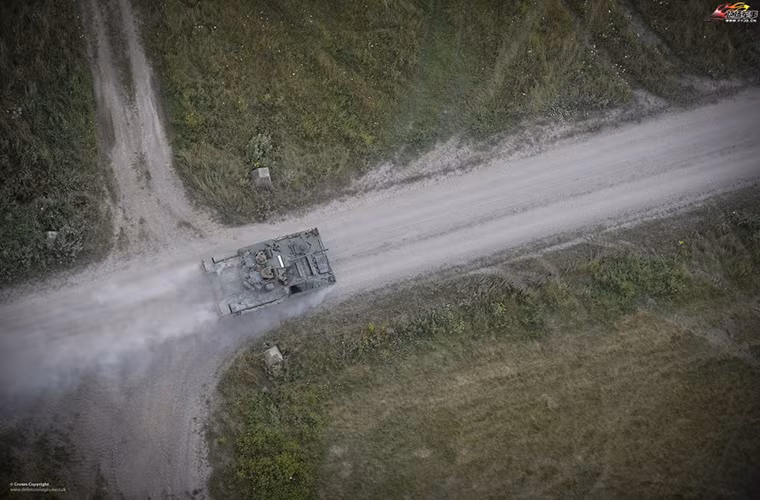 Điều này được chứng minh qua thành tích của Challenger 2 tại chiến trường Iraq khi một chiếc Challenger 2 từng hứng chịu hàng chục quả đạn RPG-7 trong một cuộc đọ súng tại thành phố Basra, Iraq. Tuy nhiên không phải vậy mà dòng xe tăng này bất bại trước các loại tên lửa chống tăng tiên tiến.